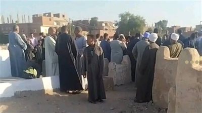 المعلمون يشيعون جثمان مدير مدرسة أبوتشت وسط حالة من الحزن 