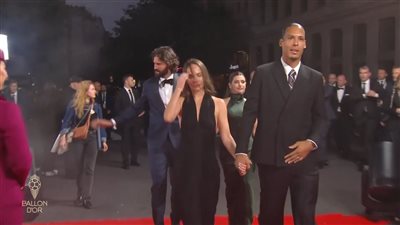 فيديو | وفد ليفربول يصل باريس لحفل الكرة الذهبية بدون محمد صلاح