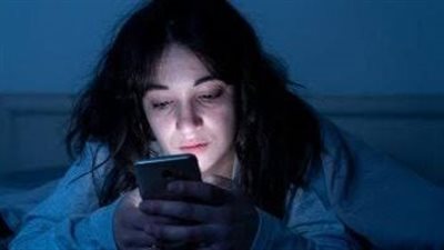 ادمان من نوع آخر.. تحذير للشباب الذين يشعرون على الهواتف 