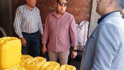 تموين السويس تضبط مخزنا بدون ترخيص لتعبئة الزيوت مجهولة المصدر