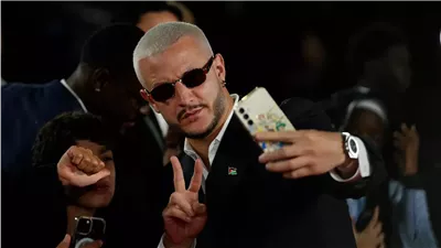 المغني الفرنسي الجزائري دي جي سنيك يضع علم فلسـ ــطين في حفل البالون دور