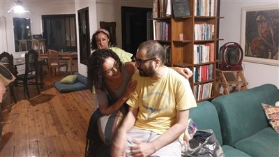 أول ظهور علني لعلاء عبد الفتاح بعد الإفراج عنه فى منزلة