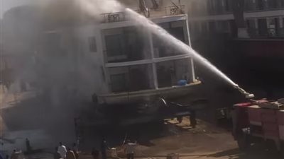 ولعت أثناء الصيانة.. اندلاع حريق في مركب بترسانة المحاميد بأرمنت في الأقصر