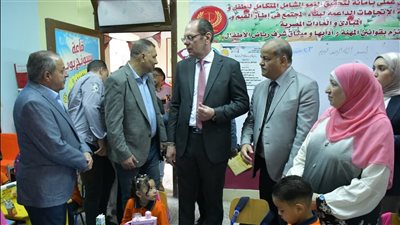 محافظ بورسعيد :50 حقيبة مدرسية و100 مروحة كهربائية لعدد من المدارس