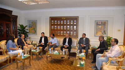 محافظ أسيوط يستقبل وفد شركة صينية ويطلق المرحلة الأولى لمسابقة أفضل طبيب بيطري