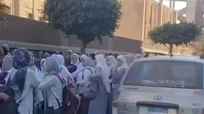 فيديو لتجمع طالبات خارج مدرسة بالمنوفية.. وتعليم المحافظة يوضح