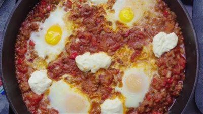 طريقة عمل عجة السجق بصلصة الطماطم والبيض بخطوات سهلة