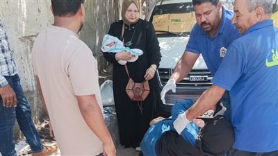 حماية الطفل بقنا تنقذ سيدة وضعت في مجمع مواقف قنا|صور