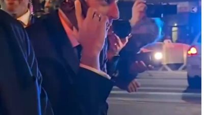 ظل واقفًا في الشارع.. موكب ترامب يعرض ماكرون إلى موقف محرج