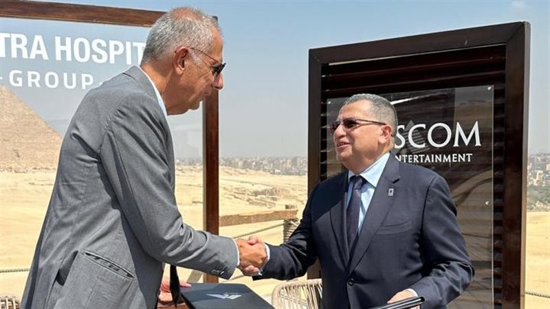 جانب من التوقيع