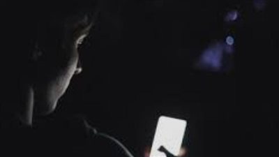 هل أنت مدمن على السهر بالهاتف؟ دراسة علمية تفضح النتائج