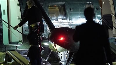 الشرطة الأمريكية تعتقل مواطن وجّه الليزر على طائرة ترامب الرئاسية 