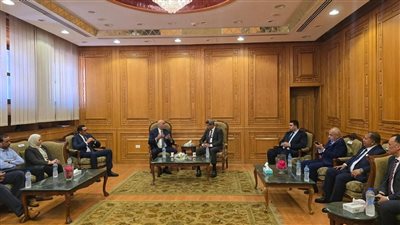 جهاز تنمية المشروعات يعزز التعاون بالسويس ويسلم سيارات أجرة للشباب