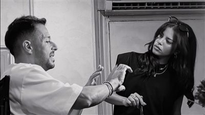 العناية بالرجال.. خبيرة التجميل تضع لمساتها لمحمد حماقي