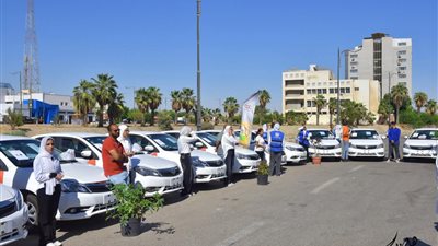 محافظ السويس يسلم الدفعة الثالثة من سيارات التاكسي ضمن مبادرة الأمان والتوفير