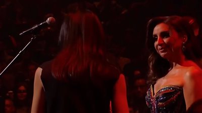 تكريم أنغام من منظمي حفلها بلندن بعد تعافيها من أزمتها الصحية