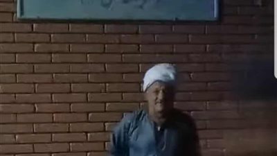 يعمل ليلا ونهارا.. معلم يضرب أروع الأمثلة في التفاني بمدرسة بإسنا