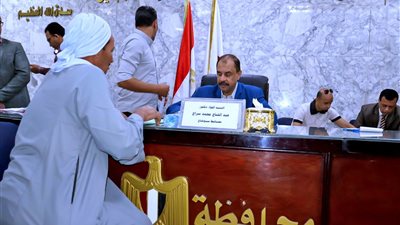 محافظ سوهاج يعقد اللقاء الجماهيري الأسبوعي للاستماع إلى شكاوى وطلبات المواطنين