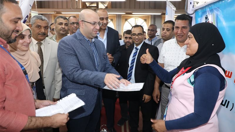 محافظ بنى سويف أثناء