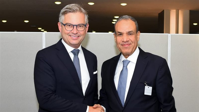 وزير الخارجية مع