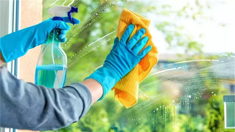 تنظيف زجاج النوافذ