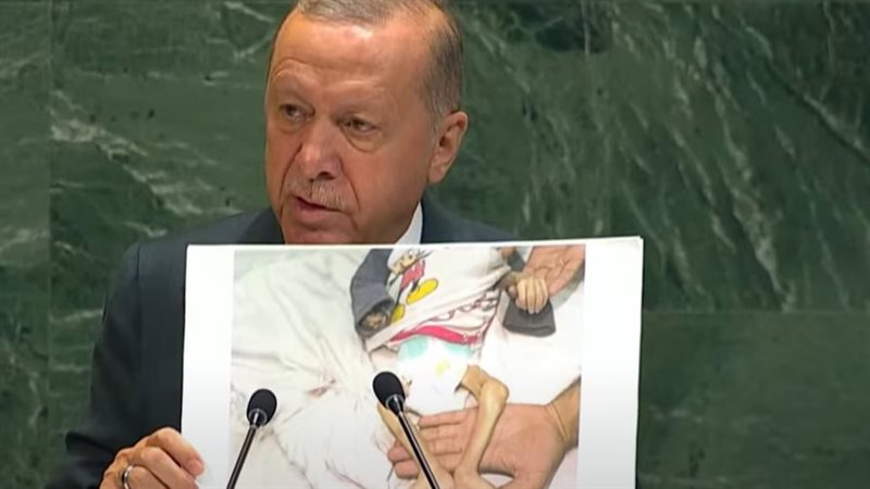 أردوغان يرفع صورة