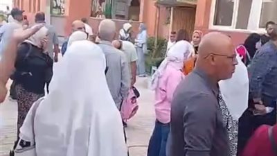 بسبب نقل التلاميذ.. وقفة لأولياء أمور مدرسة محمد كريم القومية بالإسكندرية