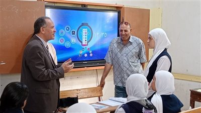 حوار مفتوح بين وكيل تعليم أسيوط وطالبات الثانوية حول نظام البكالوريا الجديد