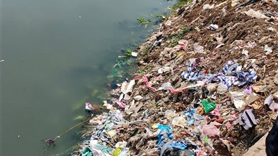 انتشار القمامة في ترع دمياط يثير غضب الأهالي ويهدد البيئة والصحة العامة