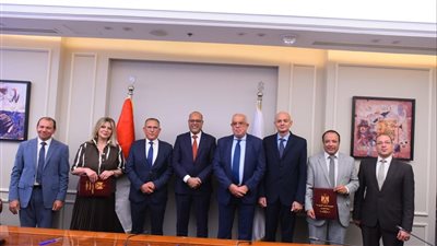 بروتوكول تعاون بين «العمل» و«الغرف السياحية» لتأهيل وتقييم قائدي المركبات