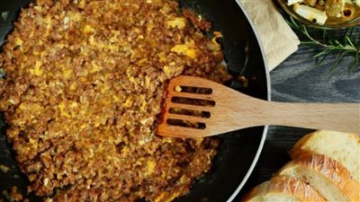 طريقة تحضير البيض باللحم المفروم لفطور شهي وسريع 	