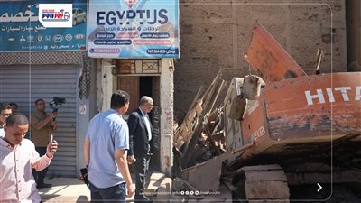 محافظ المنيا يتفقد موقع انهيار منزل خالٍ من السكان أثناء أعمال هدمه 