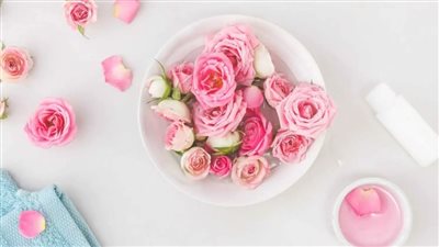 ماء الورد للعناية بالبشرة.. أقنعة طبيعية لجمال لا يقاوم 	