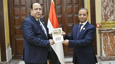 بعد تسليمه الكارنيه.. حسن جعفر: المصريين يصطفون خلف القيادة لمواجهة التحديات 