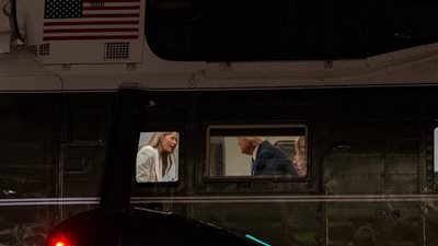 لقطة مثيرة.. ترامب وميلانيا في مشادة داخل المروحية بعد عودتهما من نيويورك