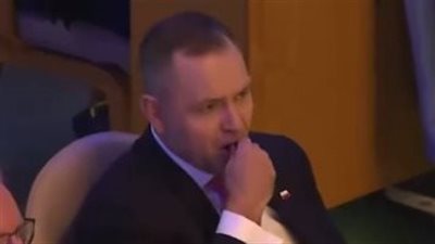 مقطع فيديو مثير للرئيس البولندي وهو يتناول عبوة غريبة من مساعده 