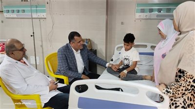 لمسة إنسانية.. وكيل تعليم دمياط يزور تلميذًا مريضًا بالمستشفى