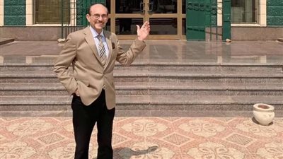 محمد صبحي في أول ظهور له بعد حريق فيلته : المسرح حياتي