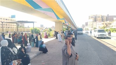 شكاوي أهالي قنا بسبب تكدس وازدحام امام مجمع موقف نجع حمادي في قنا | صور