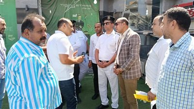 حملة موسعة بالعبور.. غلق وتشميع 52 محل وسنتر مخالف في الحي السابع