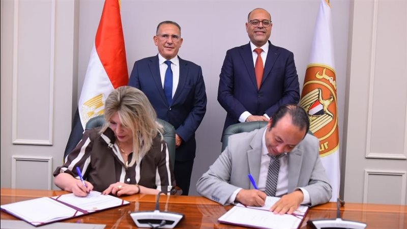وزير العمل يشهد توقيع