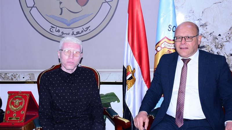 يوسف مع رئيس جامعة