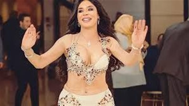الفنانة دينا الراقصة