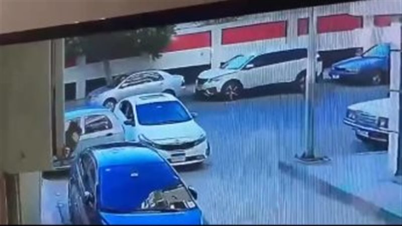 سيدة تصطدم بسيارة