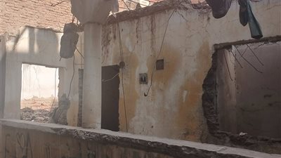 أصبح مأوى للأشباح والحشرات.. أهالي الزرقا بدمياط لهدم منزل مهجور وآيل للسقوط
