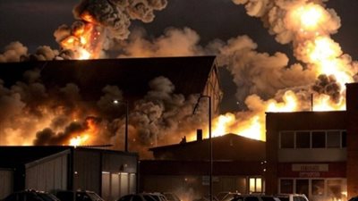 انفجارات تضرب منطقة Groundwell الصناعية في بريطانيا.. وإخلاءات هائلة