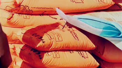 ضبط 3300 عبوة مواد غذائية منتهية الصلاحية و30 شيكارة أسمدة محظورة بالبحيرة