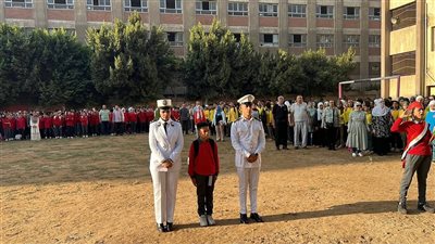 تكريم نجل أحد شهداء الشرطة بمدرسة نجيب محفوظ الرسمية للغات بشبرا الخيمة 