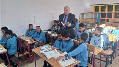 وكيل وزارة التعليم بالأقصر يتفقد مدارس إدارة القرنة لمتابعة انتظام الدراسة