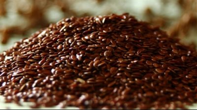 كيف تساعد بذور الكتان على ترطيب البشرة وتأخير علامات الشيخوخة؟ 	